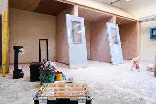 A Novus construction learning environment with an assortment of tools and a toolbox on the floor